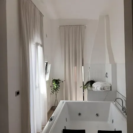 Geometric Hermes Bianca