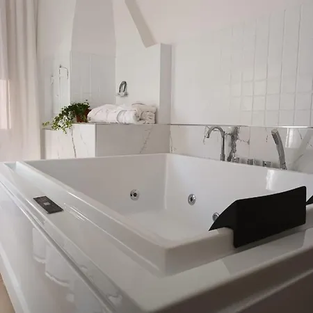 Geometric Hermes Bianca