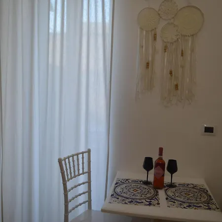 Geometric Hermes Bianca