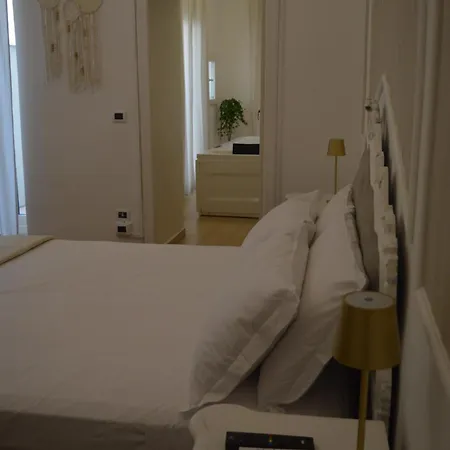 Geometric Hermes Bianca Palo del Colle