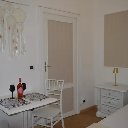 Geometric Hermes Bianca Pensión 4*