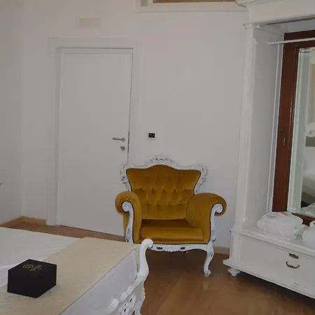 Geometric Hermes Bianca Pensión