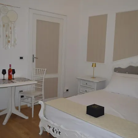 Geometric Hermes Bianca Palo del Colle