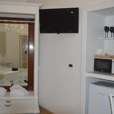 Geometric Hermes Bianca Pensión Palo del Colle