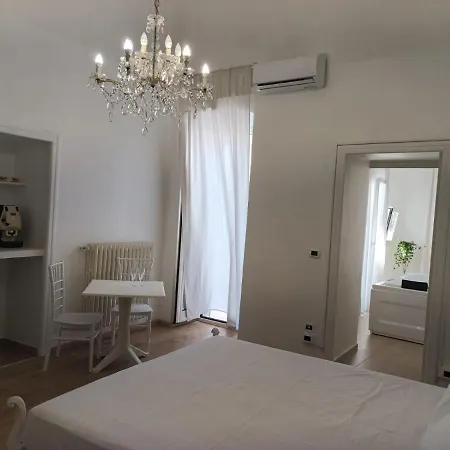 Geometric Hermes Bianca Palo del Colle