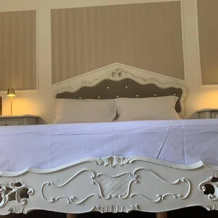 Geometric Hermes Bianca