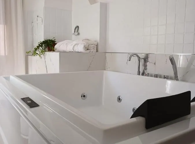 Geometric Hermes Bianca